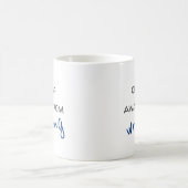 コーヒーマ遠くにグから書一口飲む コーヒーマグカップ (中央)