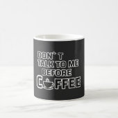 コーヒー前の会話はご遠慮ください – おもしろモーニングコーデ コーヒーマグカップ (中央)