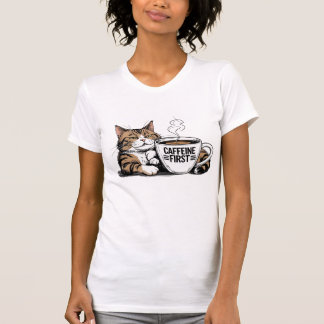 コーヒー好きのための「カフェイン・ファースト」Tシャツ Atti Tシャツ