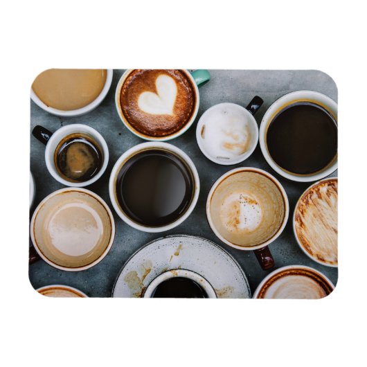 コーヒー好きの人がカフェインを夢見る マグネット (横)