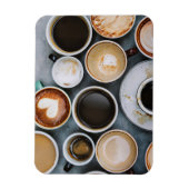コーヒー好きの人がカフェインを夢見る マグネット (縦)