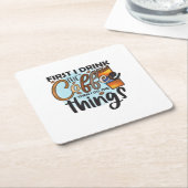 コーヒー好き最初にコーヒーを飲む スクエアペーパーコースター (アングル)