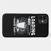 コーヒー愛好家を待っおもしろいて読む Case-Mate iPhoneケース (裏面(横))