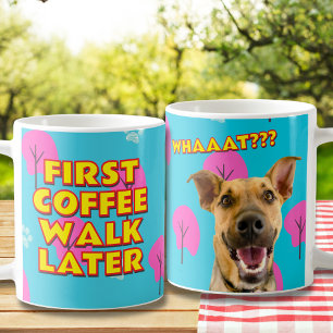 コーヒー最初に、後で歩く – おもしろい犬恋人ギフト コーヒーマグカップ