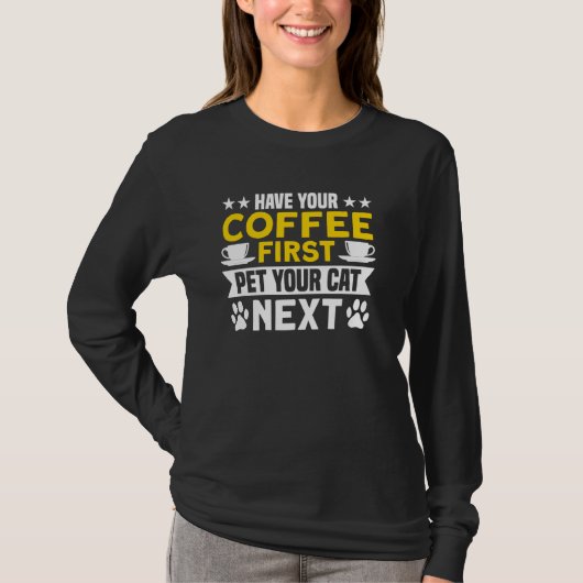 コーヒー最初のペット猫を持って次のコーヒー Tシャツ (正面)