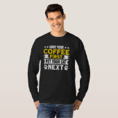 コーヒー最初のペット猫を持って次のコーヒー Tシャツ (正面フル)