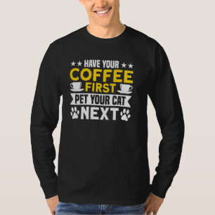 コーヒー最初のペット猫を持って次のコーヒー Tシャツ