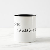 コーヒー最初の不倫第2 – コーおもしろいヒー引用文 ツートーンマグカップ (中央)