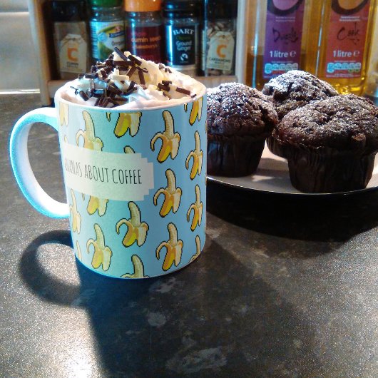 コーヒー空についてバナナ青い背景バナナ コーヒーマグカップ