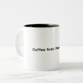 コーヒー第一。人はその後ミニマリストの引用 ツートーンマグカップ (正面左)