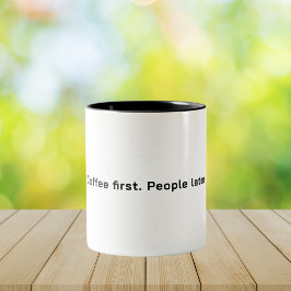 コーヒー第一。人はその後ミニマリストの引用 ツートーンマグカップ