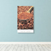 コーヒー豆とキャンバス上のフレッシュグラウンド キャンバスプリント (インサイチュ (ウッドフロア))