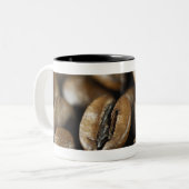 コーヒー豆のクローズアップ ツートーンマグカップ (正面左)