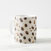 コーヒー豆のライトサーフェス上のパターン コーヒーマグカップ (正面左)