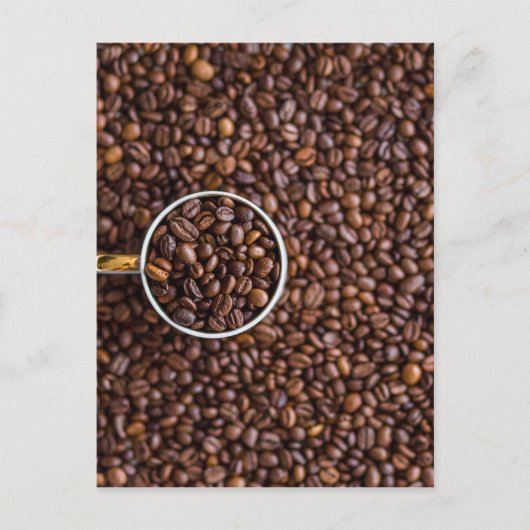 コーヒー豆の山と豆の入ったコーヒーカップ ポストカード (正面)