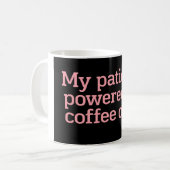 コーヒー頼りの我慢強い人らしい面白い引用タイプ コーヒーマグカップ (正面左)