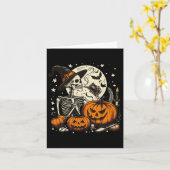 コーヒー飲みスケルトンのパンプキンハロウィーンの衣装 カード (黄色い花)