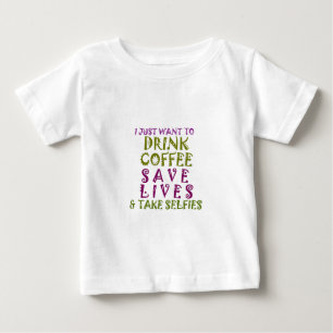 コーヒー飲んでセルフィー撮りたいだけなのに ベビーTシャツ