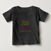 コーヒー飲んでセルフィー撮りたいだけなのに ベビーTシャツ (正面)