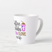 コーヒー、スクラブ、ゴム手袋 – ナースライフ引用文 カフェラテマグ (右アングル)