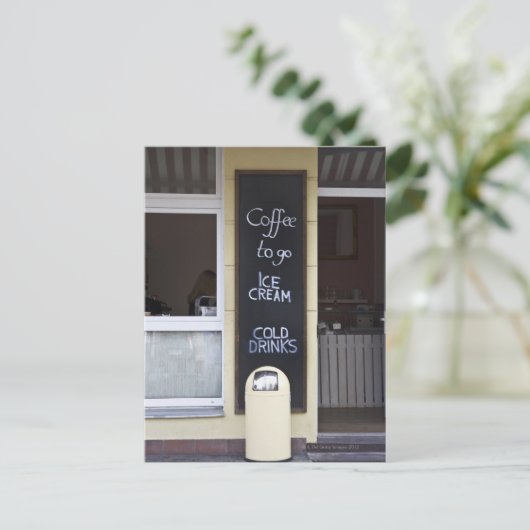 コーヒー・トゥ・ゴーの看板があるカフェ ポストカード (スタンド正面)