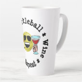 コーヒー、ピックボール、ワイン、リピートピックボール中毒者 カフェラテマグ (右アングル)