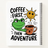 コーヒー ファースト アドベンチャー - かわいいカエル 朝のひととき ノートブック (裏面)