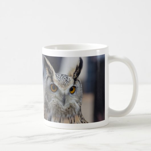 コーヒー・マグの上のシベリアのワシミミズクの終わり コーヒーマグカップ (右)
