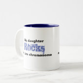 コーヒー・マグは"私の娘余分な物を揺すります ツートーンマグカップ (正面左)