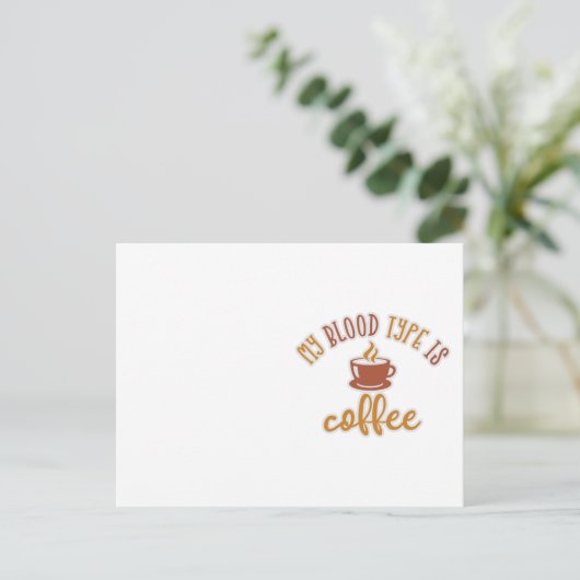 コーヒー·ラバーズデザインアイディア。私の血液型はコーヒーです ポストカード (スタンド正面)