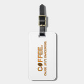 コーヒー.人生の危険を引き起こす – 中毒ユーモア ラゲッジタグ (正面縦)