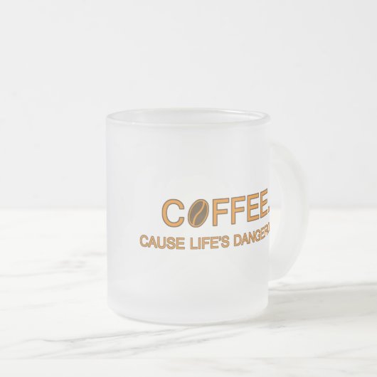 コーヒー。人生の危険を招くミームユーモア愛好家 フロストグラスマグカップ