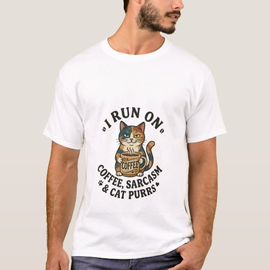 コーヒー、皮肉、猫の鳴き声で生きてる 面白い猫 Tシャツ (正面)