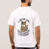 コーヒー、皮肉、猫の鳴き声で生きてる 面白い猫 Tシャツ (裏面)