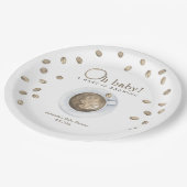 コーヒーAベビーが赤ちゃんシャワーを醸造している ペーパープレート (アングル)