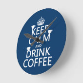 コーヒ保ーを飲む穏やかな – すべての色 ラウンド壁時計 (傾斜)