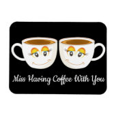 コーヒ恋しく思ーカップで黒とコーヒーを持つ マグネット (横)