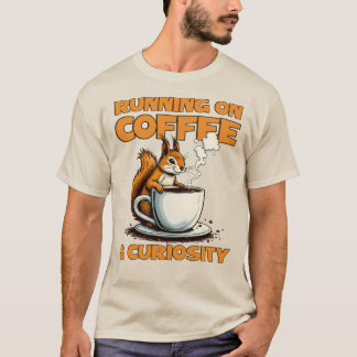 コーヒ走ーと好奇心の上の – リスのコーヒー Tシャツ