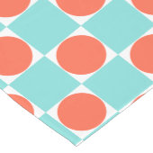 コーラルとアクアサークルチェッカーボード ミディアムテーブルランナー (コーナー)