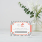 コーラルグレーシェブロン赤ちゃんシャワーおむつラッフル エンクロージャーカード (スタンド正面)