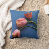 コーラルチューリップオンブルー装飾用クッション クッション (ブランケット)