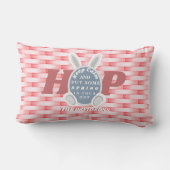 コーラルパーソナライズされたイースターバニーバスケット ランバークッション (裏面)