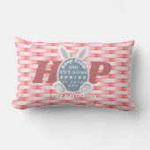 コーラルパーソナライズされたイースターバニーバスケット ランバークッション (正面)