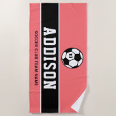 コーラルパーソナライズされたサッカー選手の名前 ビーチタオル (正面)