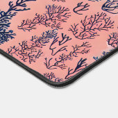 コーラルピインスパイアンクとブルーの水のカラーパターン デスクマット (コーナー)