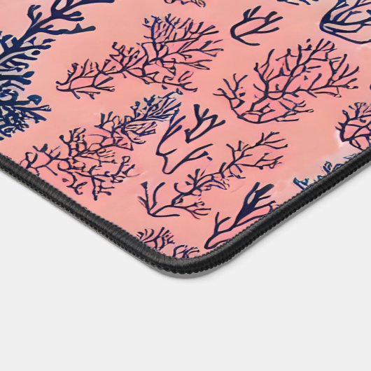 コーラルピインスパイアンクとブルーの水のカラーパターン デスクマット (コーナー)