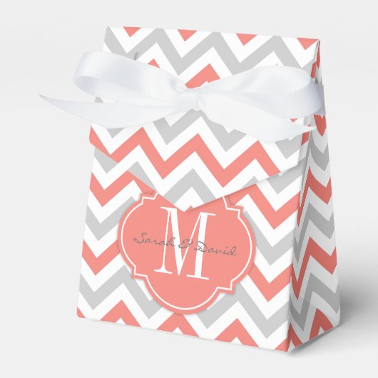 コーラルピンクとグレーシェブロンのパターンとモノグラム フェイバーボックス (正面サイド)
