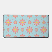 コーラルピンクとパウダーブルーの繊細なデイジー花 デスクマット (正面)