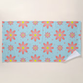 コーラルピンクとパウダーブルーの繊細なデイジー花 ビーチタオル (正面)