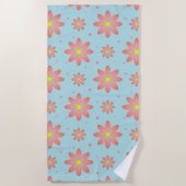 コーラルピンクとパウダーブルーの繊細なデイジー花 ビーチタオル (正面)